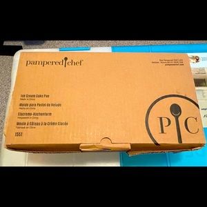 NEW Pampered Chef Ice Cream Cake pan.